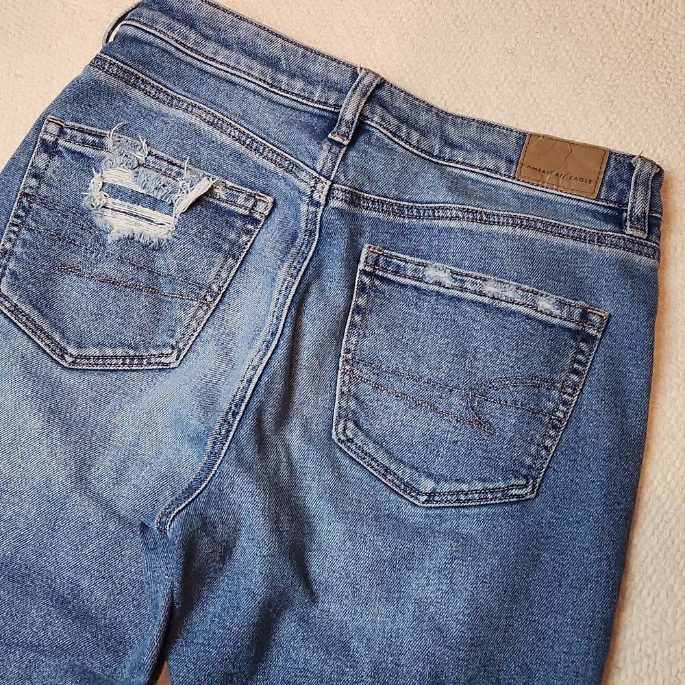 American Eagle‎ Distressed High Rise Mom Jean Size 4 - Picture 6 of 9